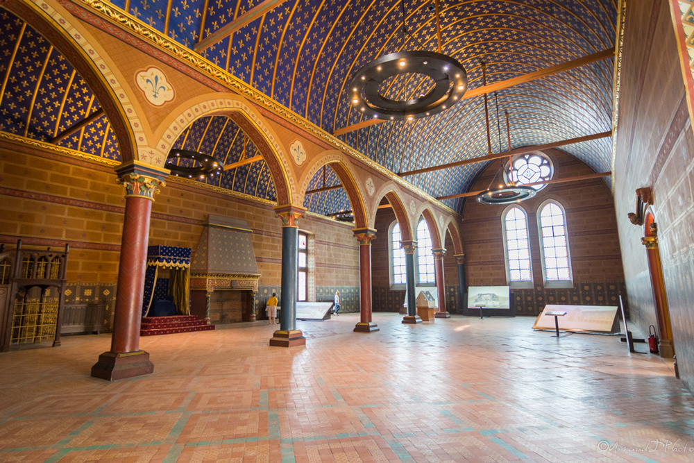 One of the rooms of Chambord (here a room exposing artillery models). We can notice the high ceiling with ancient wooden beams.