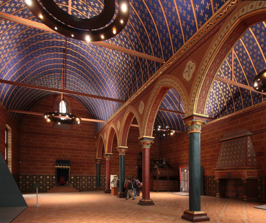 The main building is composed of three levels plus a level on the roofs. We can see at the background, lateral wings endind with towers and, at the foreground, ''flat'' low wings surrounding the castle.